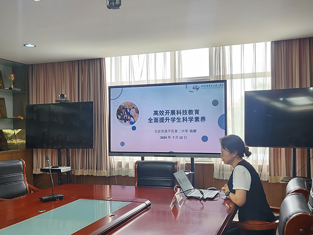 昌平二中回龙观校区迎接区教委领导到校开展科学教育调研指导（照片）_图5.png