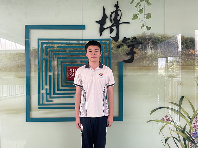 初二20班张伯睿-沐光少年.png
