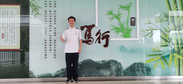 高二12班沐光少年周行健.png