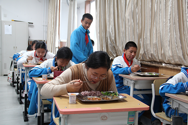 图片-“餐”与管理--“味”爱同行——回龙观校区组织膳食委员会家委会校园开放日活动_5.png