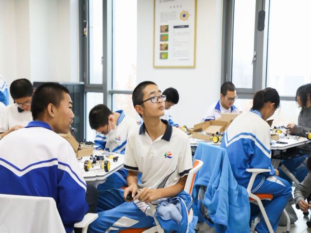 昌平二中学生走进北航“探秘人工智能”_图3.png