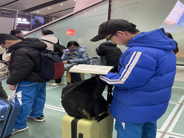 活动照片上传_图5途中学习.png