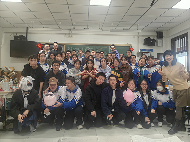 【高考倒计时Day4】这一站，也是一绽——请查收这一份来自高三班主任的专属祝福_12班_班级合影4.png