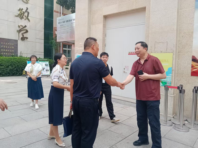 四川资阳骨干教师走进昌平二中开展交流活动_图2张云副校长迎接来访教师.png