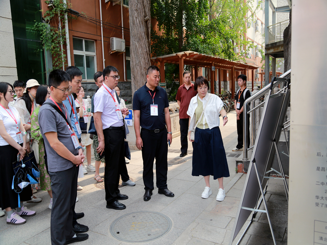 四川资阳骨干教师走进昌平二中开展交流活动_图3张淑春老师为来访老师介绍了古树研究成果.png