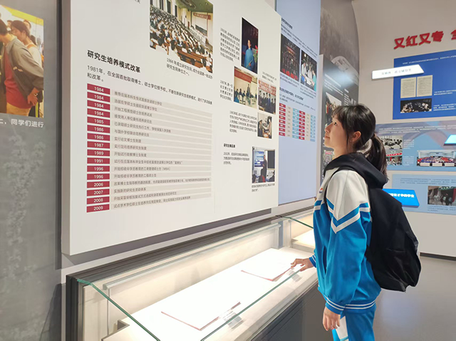 昌平第五学校 初三（1）班 纪语析_清华参观.png