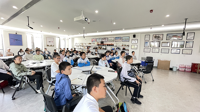 翱翔科技天空：昌平二中学子参加北航“飞临其境”无人机科普活动_图片2.png