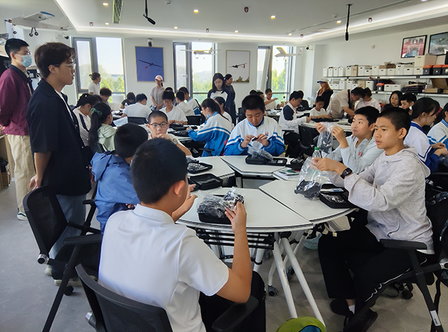 翱翔科技天空：昌平二中学子参加北航“飞临其境”无人机科普活动_图片3.png