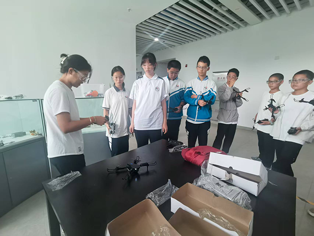 翱翔科技天空：昌平二中学子参加北航“飞临其境”无人机科普活动_图片8.png