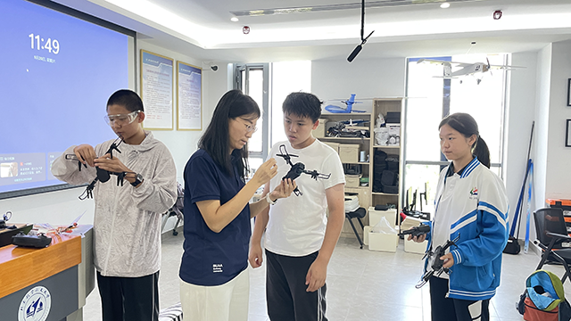 翱翔科技天空：昌平二中学子参加北航“飞临其境”无人机科普活动_图片7.png