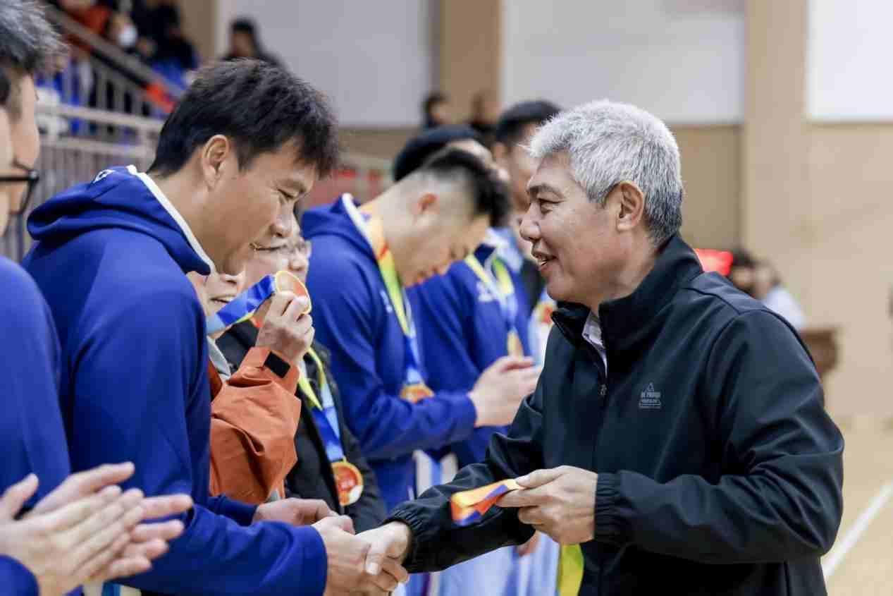 王建主席为获得冠军球队队员颁奖